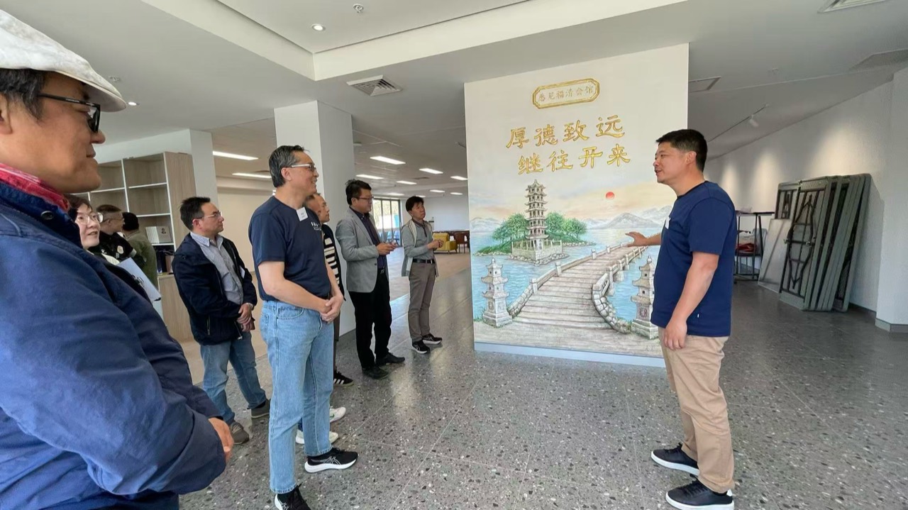参观交流|校友们在会馆文化展示前听取介绍。